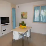 Bright Surrounded By Greenery Apartamento *