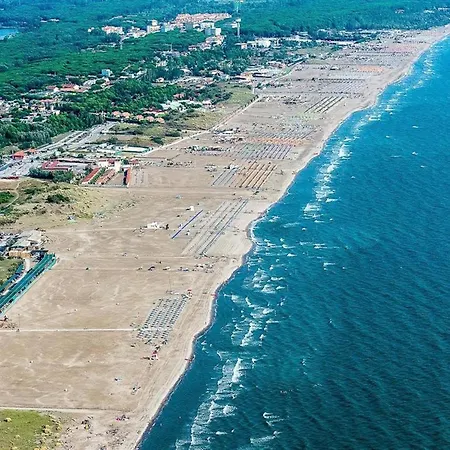 Bright Surrounded By Greenery Appartement